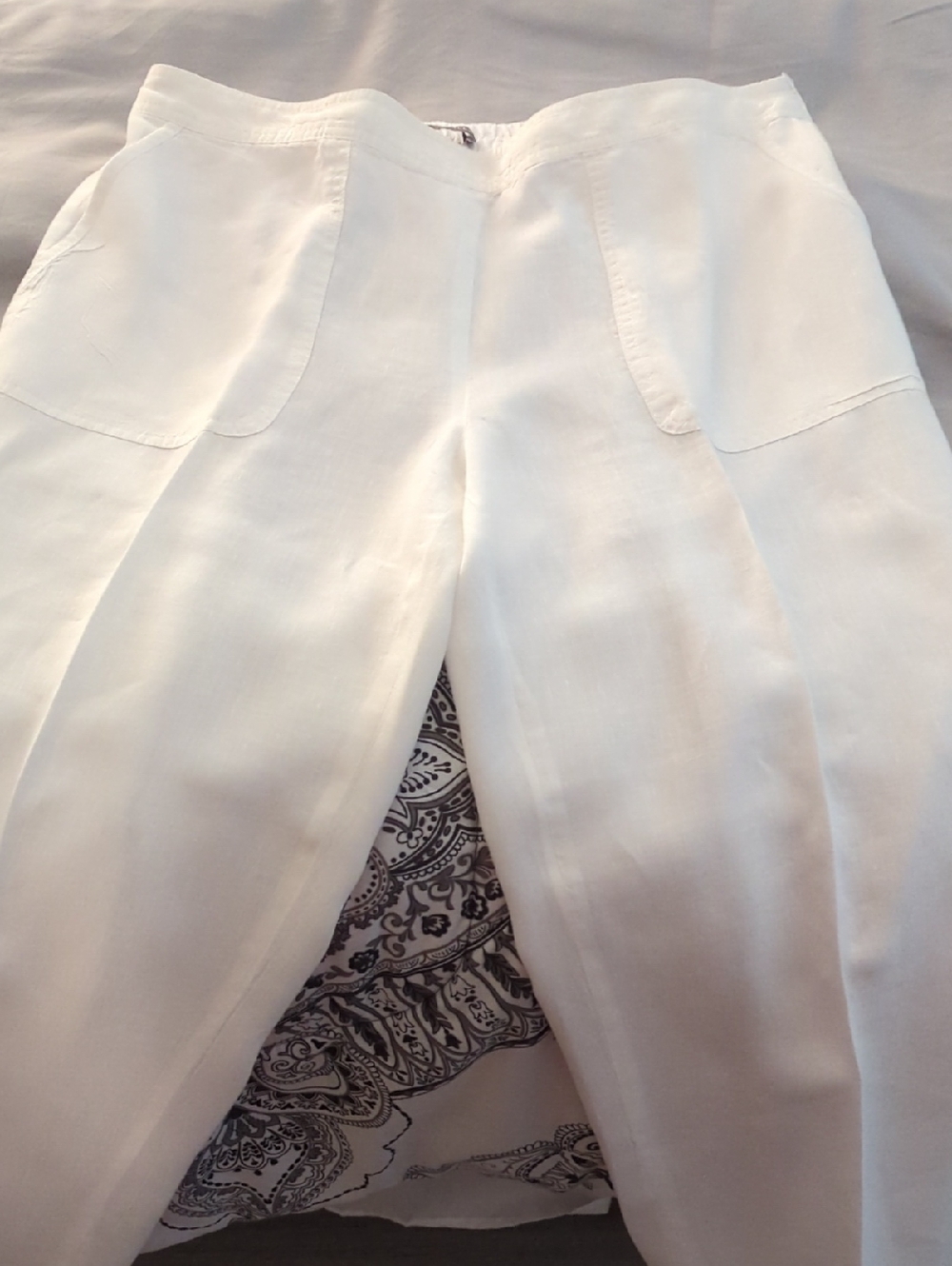 Basler White Linen Capris with Patch Pockets